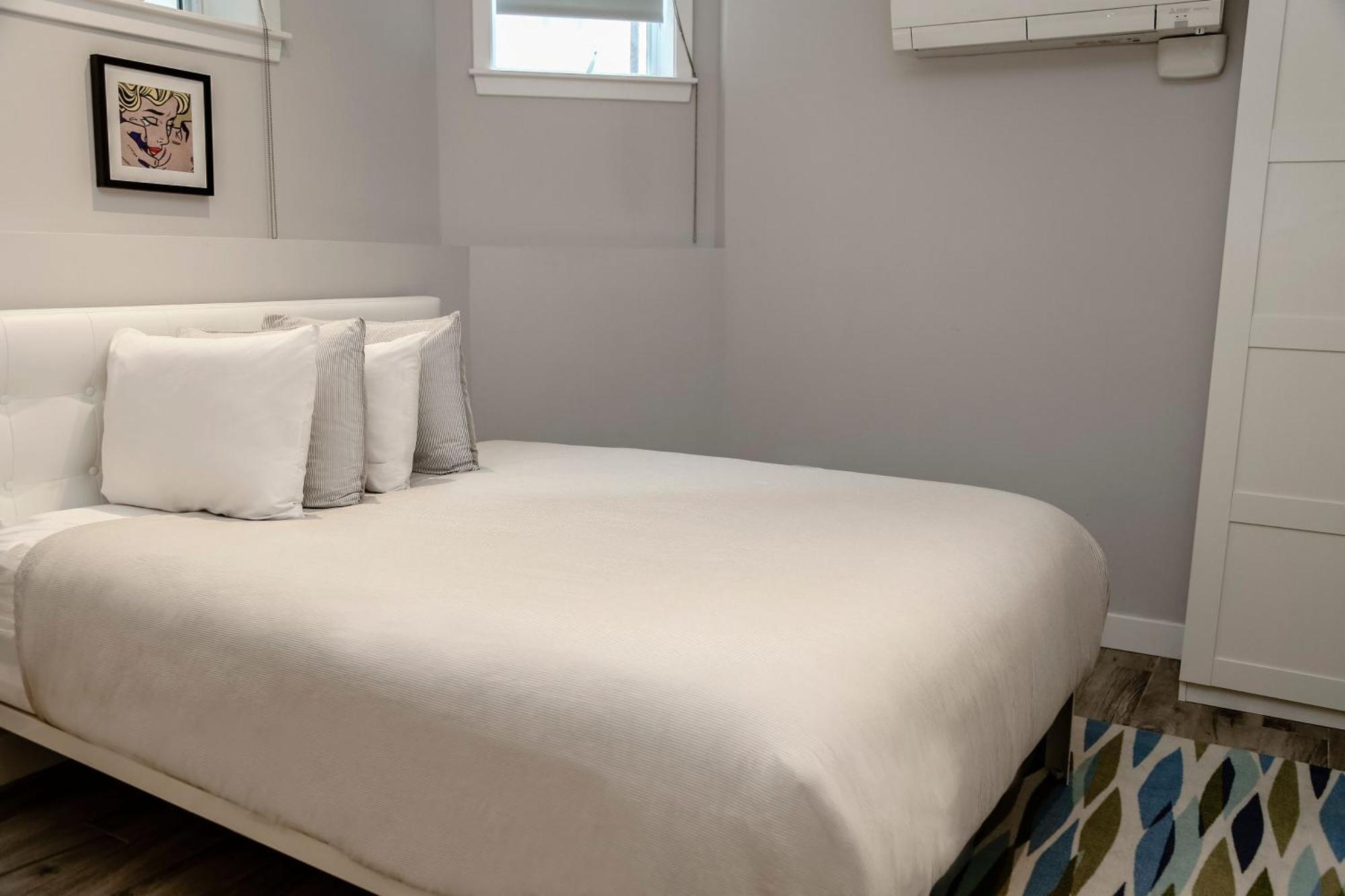 A Stylish Stay W/ A Queen Bed, Heated Floors.. #3 บรูคไลน์ ภายนอก รูปภาพ